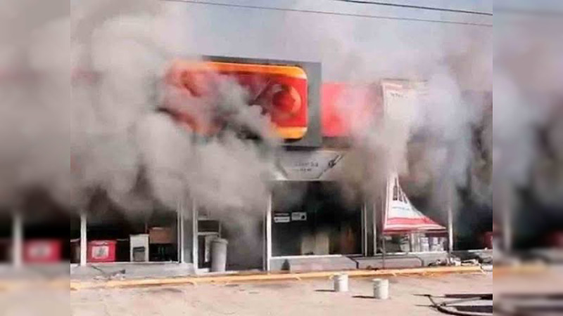 Lanzan ataque coordinado a Oxxos de Uruapan, Michoacán: Queman tres tiendas 