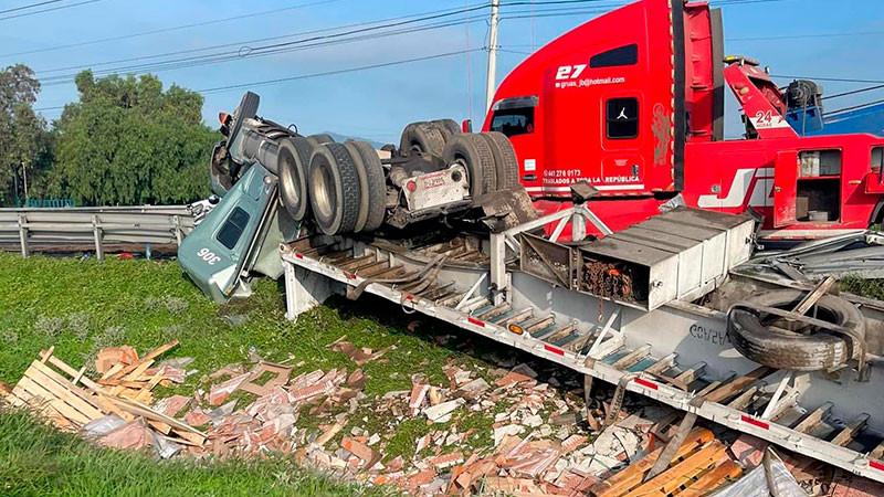 Trailero vuelca al quedarse dormido al volante en la carretera SLP-Querétaro 