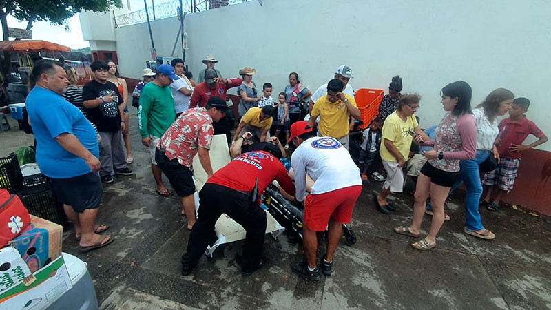 Salvavidas auxilian a turistas que fueron golpeados por una embarcación, en Mazatlán, Sinaloa  