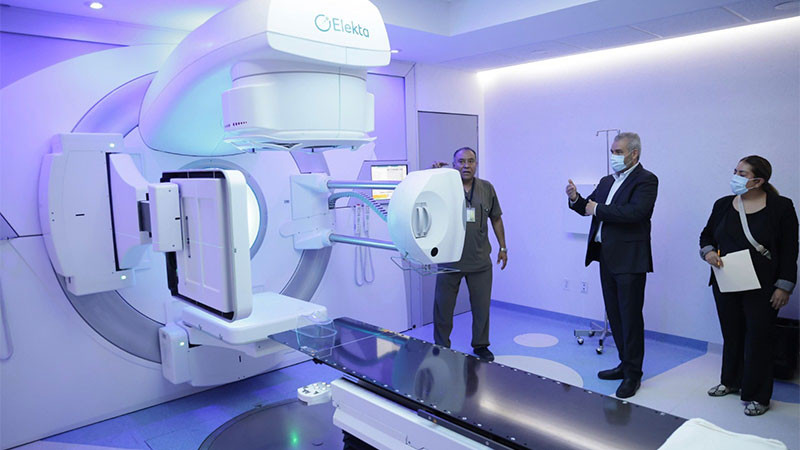 Conoce Bedolla equipo avanzado contra el cáncer que será instalado en Michoacán 