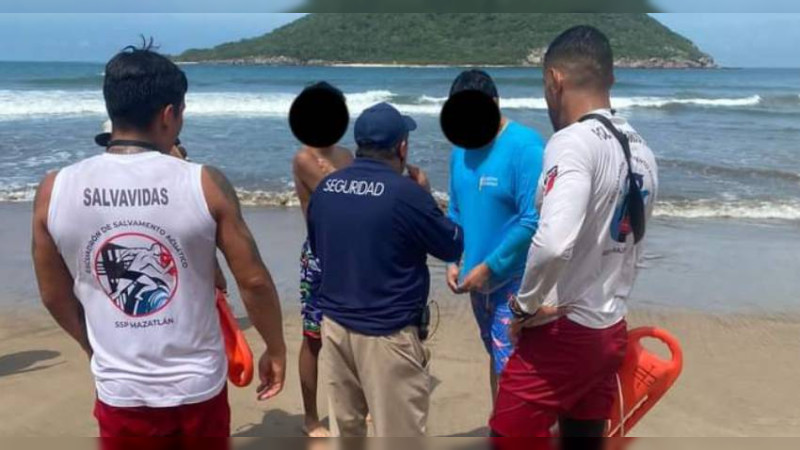 Policía Municipal de Mazatlán salva a dos turistas que eran jalados por el oleaje 