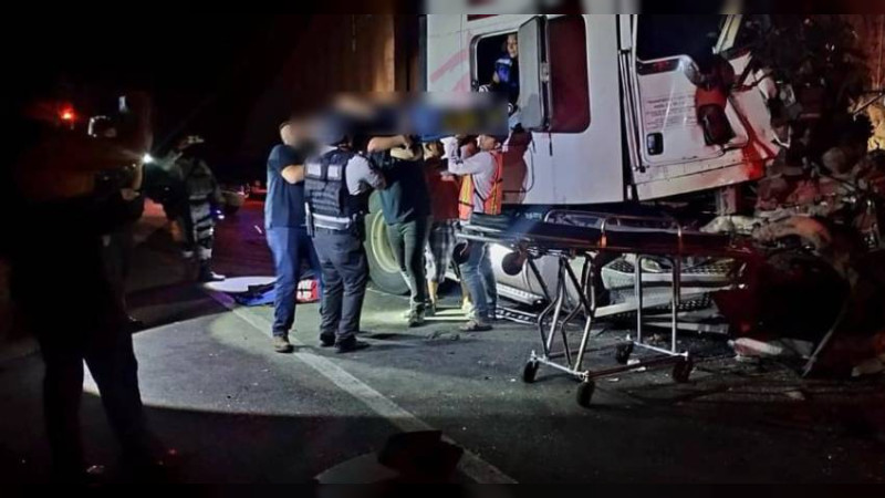 Chocan tráilers en la autopista Siglo XXI, en Michoacán 