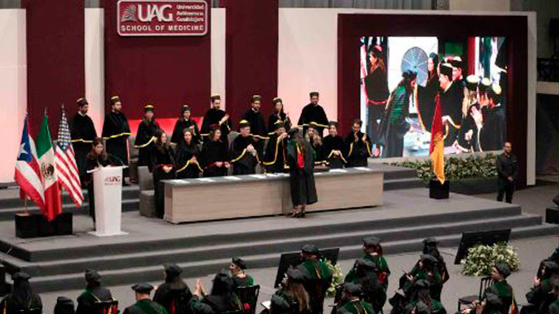 Piden a egresados concentrarse en ser los mejores médicos 