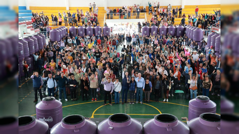 Entrega Alfonso Martínez, 1,200 tinacos para familias de escasos recursos económicos 