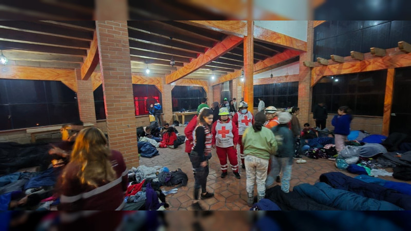 Son rescatados 60 menores y 17 adultos que subieron a un retiro espiritual al Iztaccíhuatl