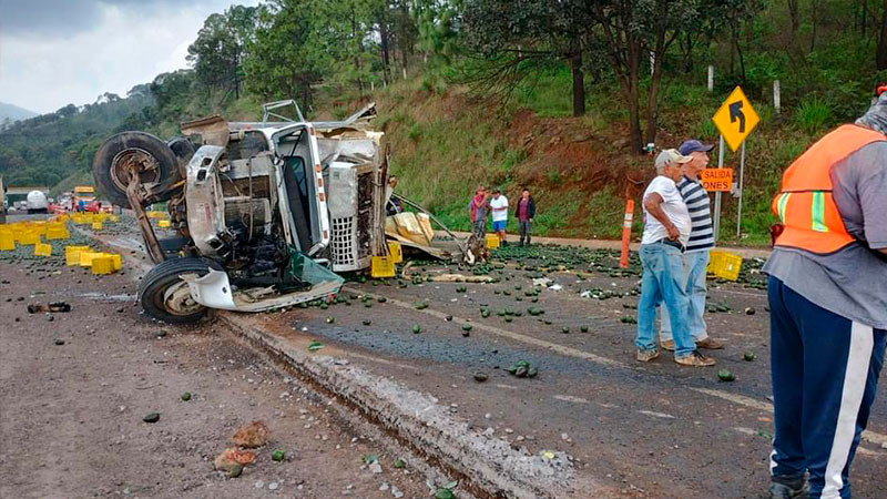 Choque en la Siglo XXI deja un muerto y seis heridos