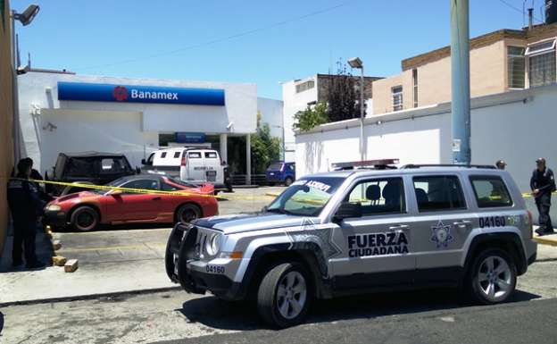 De nuevo, roban banco en la capital michoacana; policías intentan abusar de su poder - Foto 0 