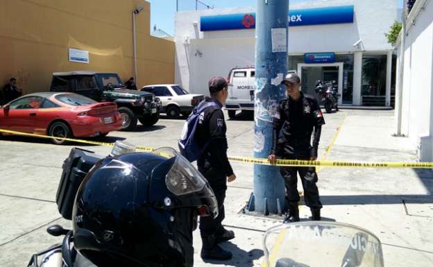De nuevo, roban banco en la capital michoacana; policías intentan abusar de su poder - Foto 1 
