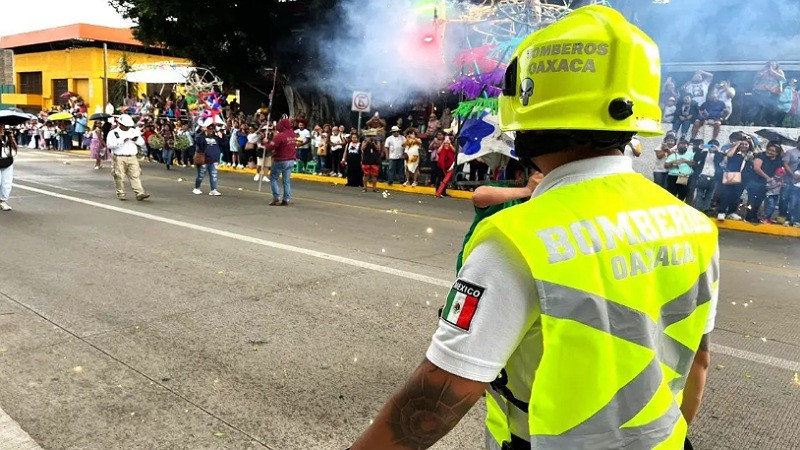 Explosión de pirotecnia deja 7 heridos en desfile de la Guelaguetza en Oaxaca  