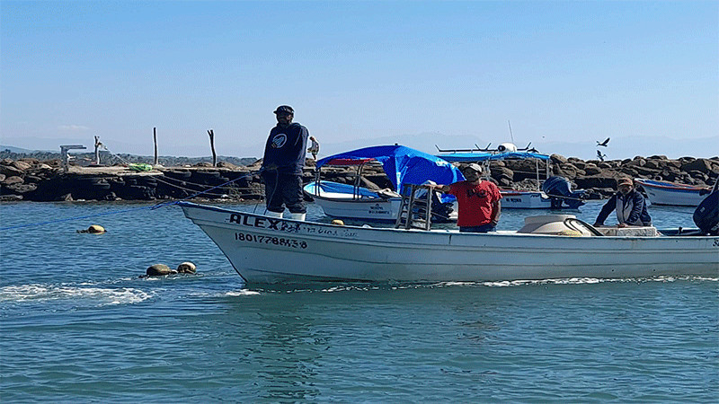 Rescatan a 6 tripulantes de embarcación extraviados en altamar en Quintana Roo 