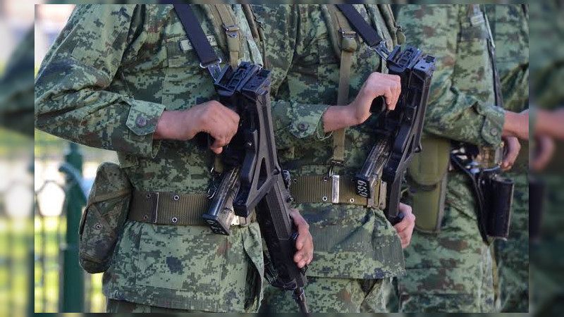 Reciben a 200 militares con mantas en Apatzingán, Michoacán: Acusan a sus mandos de estar aliados con cárteles  