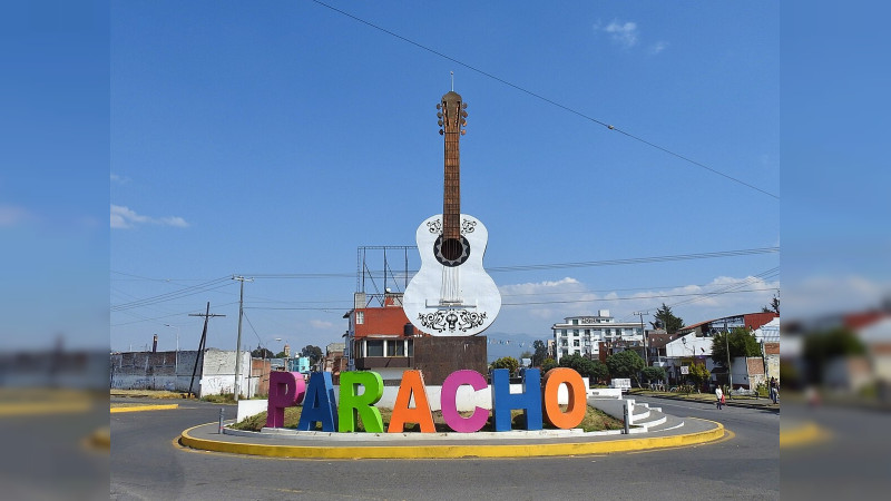 Llegan a Paracho mantas contra mandos militares de Michoacán: Los acusan de servir al crimen organizado 