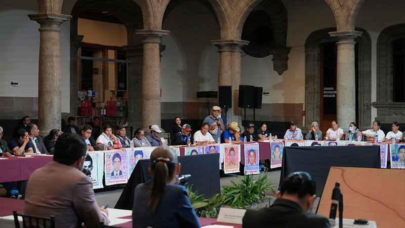 Sheinbaum se reúne con padres de los 43 normalistas desaparecidos de Ayotzinapa 