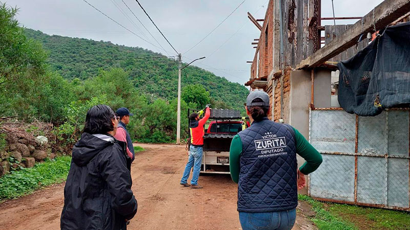 Víctor Zurita entrega láminas a familias morelianas