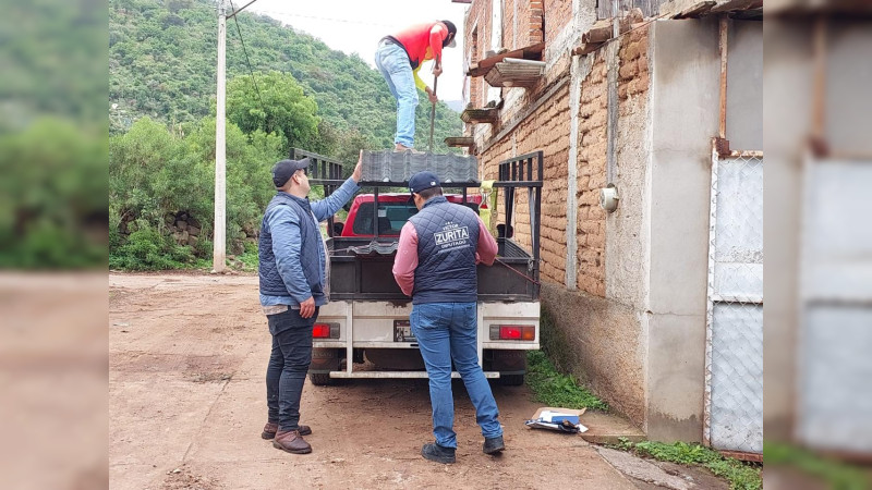 Víctor Zurita entrega láminas a familias morelianas