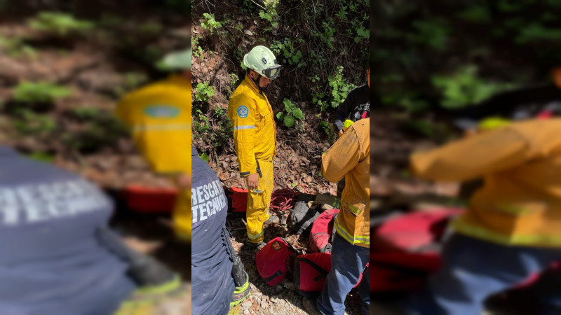 Muere conductor al caer en un barranco en Morelia, Michoacán 