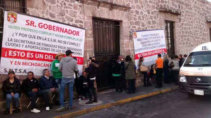 Trabajadores también toman oficinas centrales de la Secretaría de Salud de Michoacán 