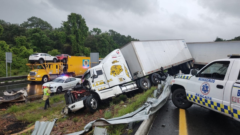 Accidente de trailer en la Siglo XXI ocasiona cierre en el sentido sur-norte 