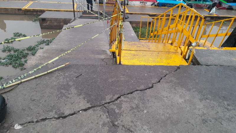 Por fuertes lluvias se desgaja parte del muelle general de Pátzcuaro 