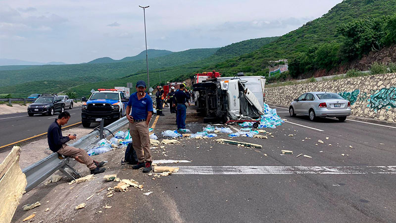 Aparatosa volcadura en el Fray Junipero Serra, en Querétaro 