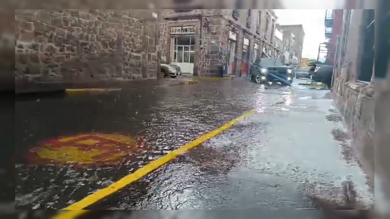 Fuertes lluvias y granizada dejan inundaciones en Morelia 