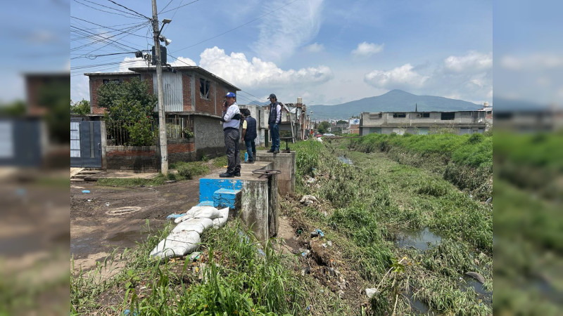 Ayuntamiento de Morelia realiza limpieza en colonia afectada por las inundaciones