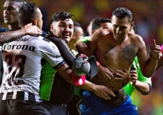 Dan aviso de veto al estadio Morelos por irrupción de fanático a la cancha 