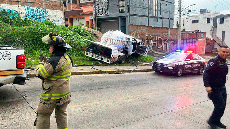 Pipa cargada con gas LP se accidenta; deja una herida y daños materiales 