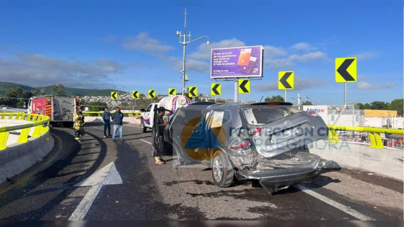 Invasión de carril desemboca en aparatoso choque, en Querétaro 