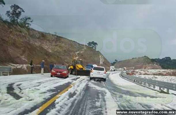 Granizada en la autopista Pátzcuaro-Cuitzeo provoca cierre de la vialidad 