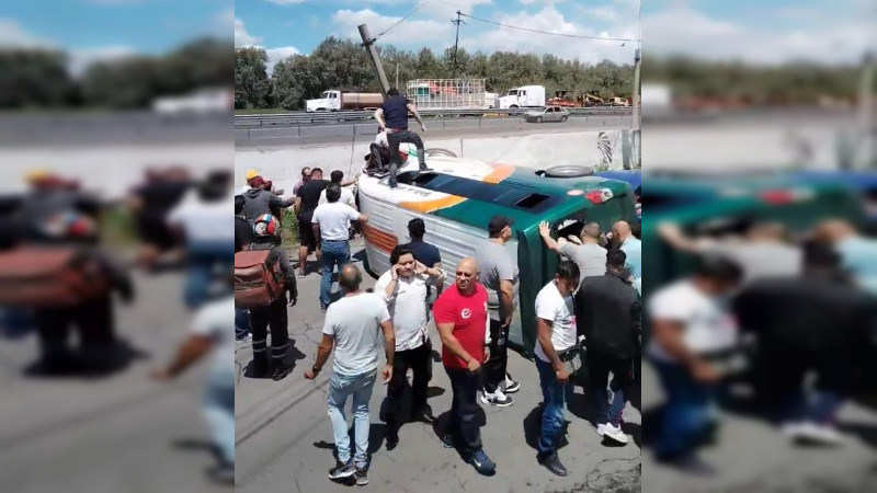  Conductor de transporte público en Edomex se queda dormido y vuelca; reportan 18 lesionados 