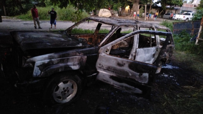 Incendian camioneta en la colonia El Duende, en Apatzingán, Michoacán 
