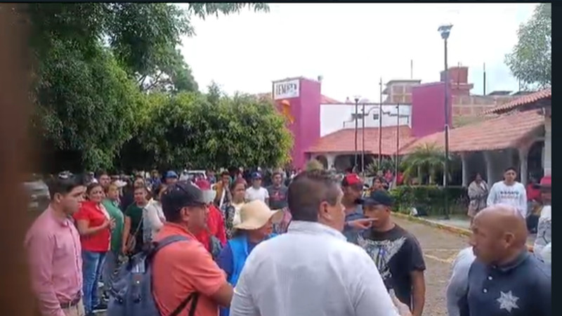 Comunidad de Nahuatzen se manifiestan en el IEM 