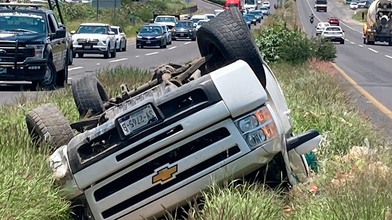 Vuelca camioneta en el Sur Poniente en Querétaro 