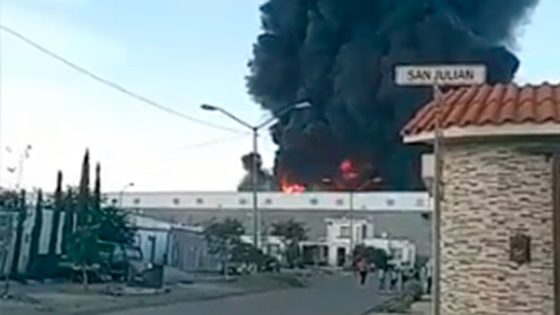 Evacúan a 230 personas por incendio en nave industrial en Nuevo León 