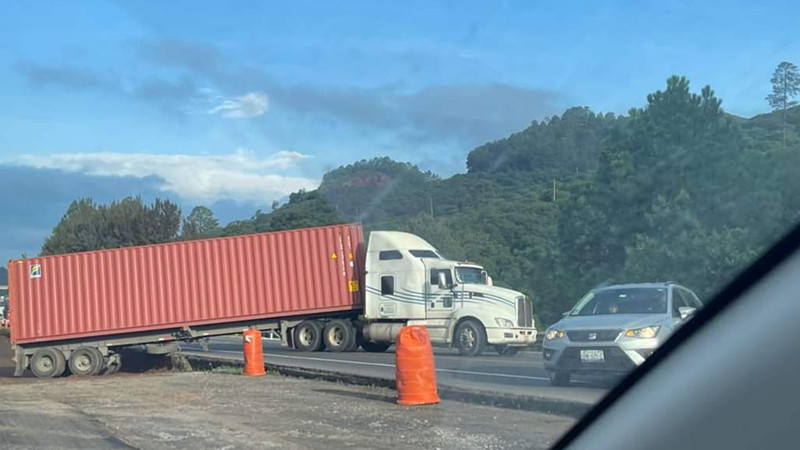 Accidente de tráiler colapsa la Siglo XXI en Salvador Escalante, Michoacán 