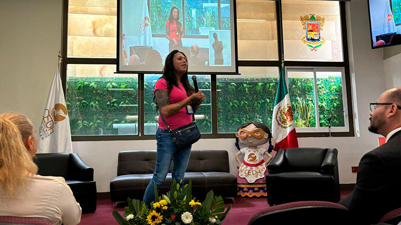 Presenta CEDH de Michoacán conferencia de Kenya Cuevas contra la trata de personas 