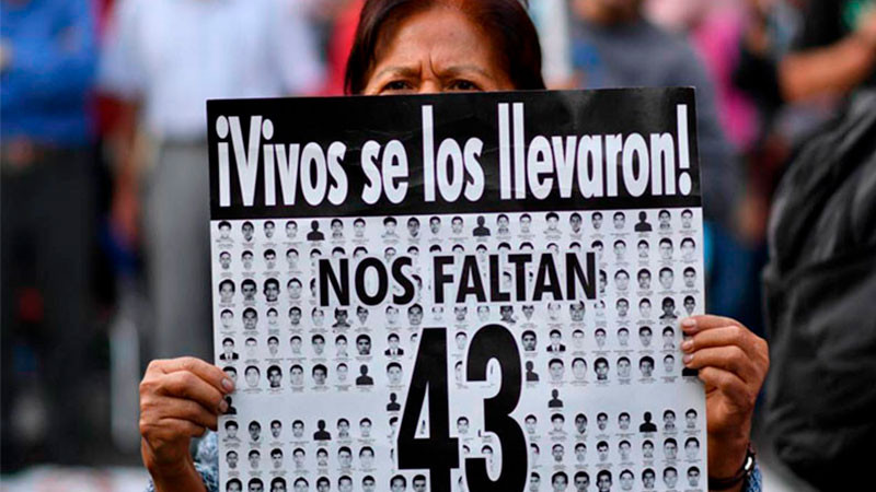 Padres de los 43 normalistas de Ayotzinapa se reúnen con Evelyn Salgado 