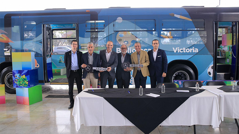 Dona Mercedes Benz al DIF Michoacán autobús para ludo biblioteca móvil 