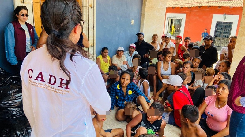 Arriba caravana migrante a Oaxaca; son recibidos en Tapanatepec 