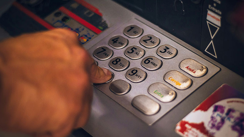 Jóvenes denuncian saqueo a cuentas del Bienestar y luego los extorsionan  