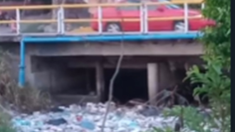 Protestan pobladores tirando basura al río , en La Ruana 