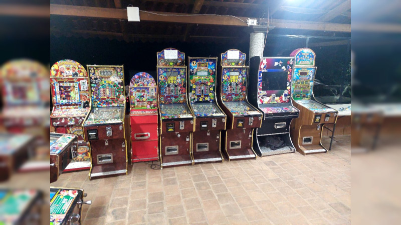 Aseguran 14 máquinas tragamonedas y 675 dosis de enervante, en cateo en Morelia, Michoacán 