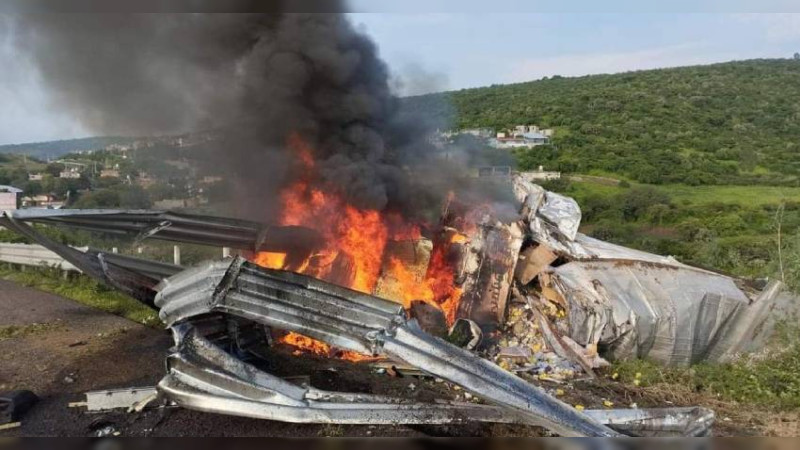 Chofer de tráiler muere calcinado al accidentarse en la autopista Morelia-Salamanca 