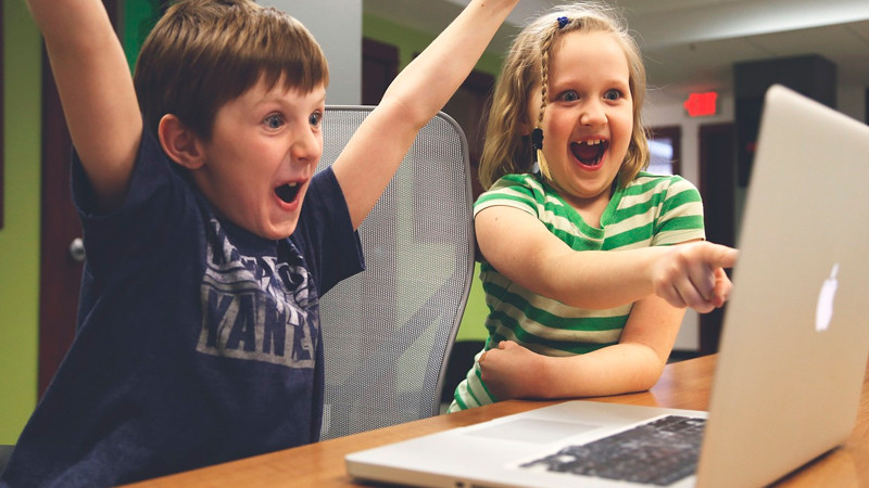 Uso excesivo de dispositivos electrónicos provoca ansiedad en niños y jóvenes: ONG 