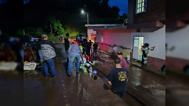 Protección Civil Michoacán atiende afectaciones ante el desbordamiento del río Puruzaro en Tlazazalca