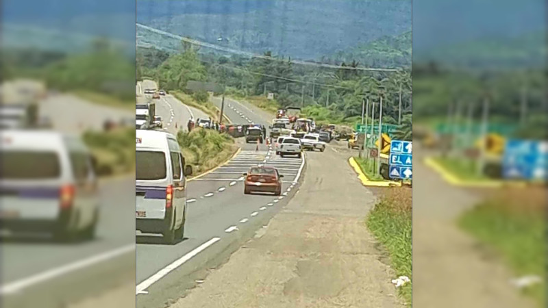 Choque-volcadura en Siglo XXI deja dos lesionados