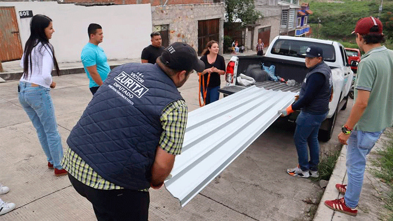Continúa Víctor Zurita con la entrega de láminas y productos de limpieza a favor de las y los morelianos 