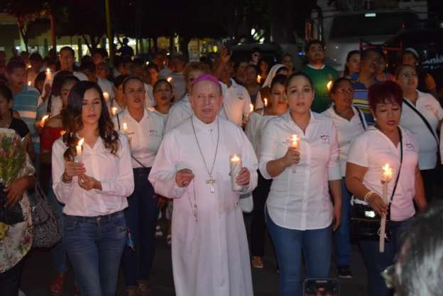 En paz se iluminó el campo santo en Apatzingán 