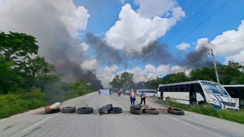 Bloquean carretera en Tulum por desalojo del asentamiento denominado ‘Tren Maya’ 